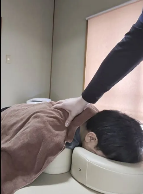 肩マッサージ施術