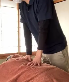 背中マッサージ施術